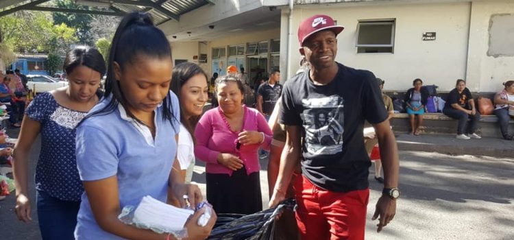 Boniek García lleva comida y ropa a pacientes del Hospital Escuela