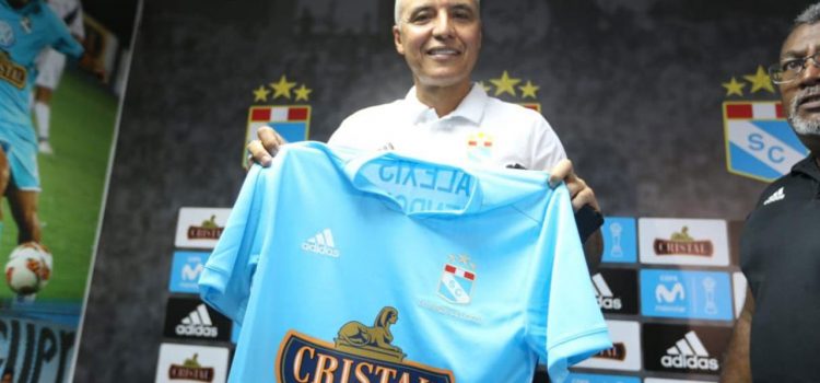 Alexis Mendoza solo dirigió un mes a Sporting Cristal
