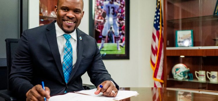 Presentado el hondureño Brian Flores como entrenador de los Dolphins