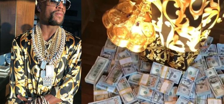 La última excentricidad de Mayweather: Presumir de fajos de billetes, joyas y un cáliz de oro (VÍDEO)