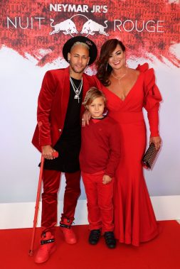 Neymar posando con su hijo Davi Lucca y su madre Nadine Santos.