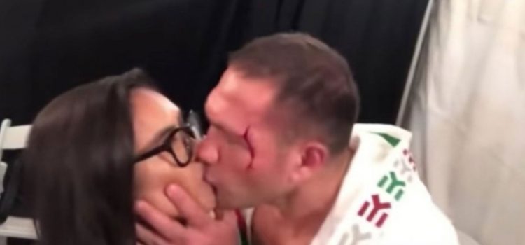 Boxeador besa a la fuerza a periodista en plena entrevista (VÍDEO)
