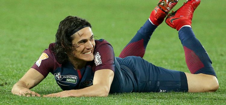 Cavani se resintió de su lesión y estará un mes sin jugar