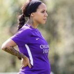 Futbolista estadounidense entrena con más de cinco meses de embarazo