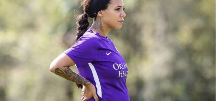 Futbolista estadounidense entrena con casi cinco meses de embarazo