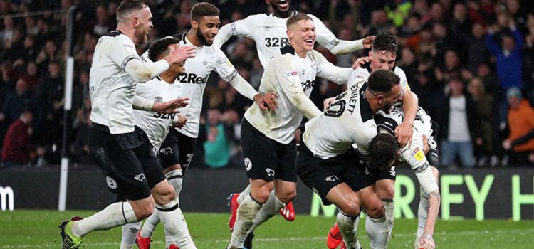 Juvenil futbolista deja a todos asombrados con una diana "astronómica" desde un "ángulo imposible" (VÍDEO)