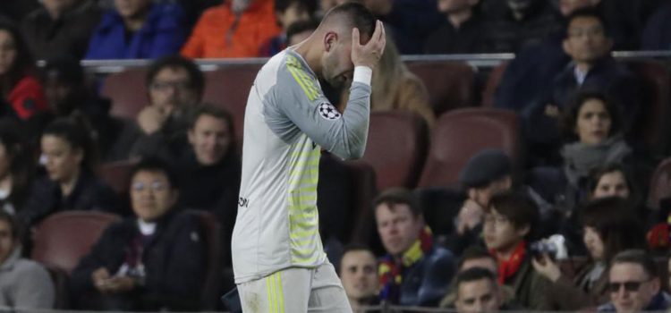 Portero de Lyon se lesiona y sale llorando (VÍDEO)