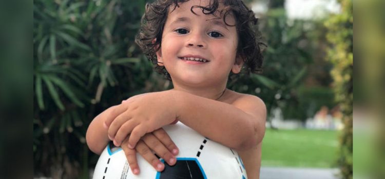 Mateo Messi con la camiseta del Chelsea