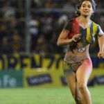 La fuerte multa a un club que permitió el ingreso al campo de mujer semidesnuda (VÍDEO)