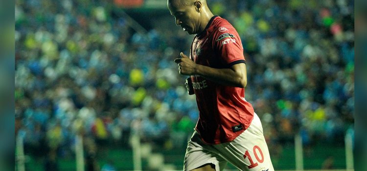 Futbolista abandona partido tras insultos racistas (VÍDEO)