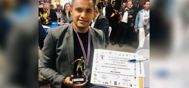 Roger Rojas es premiado como mejor goleador de Costa Rica