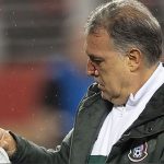 «Toto» Berizzo da fuerte balonazo a su compatriota «Tata» Martino (VÍDEO)