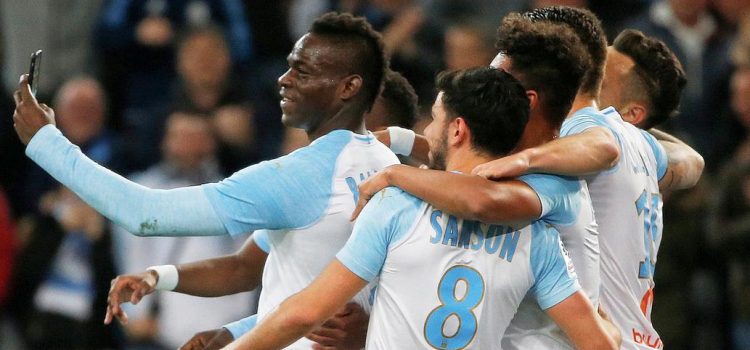 ¡Insólito! Mario Balotelli celebró su gol con una selfie y la publicó durante el partido (VÍDEO)