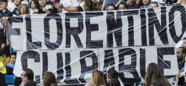 Zidane ovacionado, y Florentino Pérez mandó a sacar pancartas en su contra