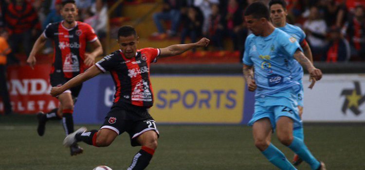 Gol de Roger Rojas salva de la derrota al Alajuelense