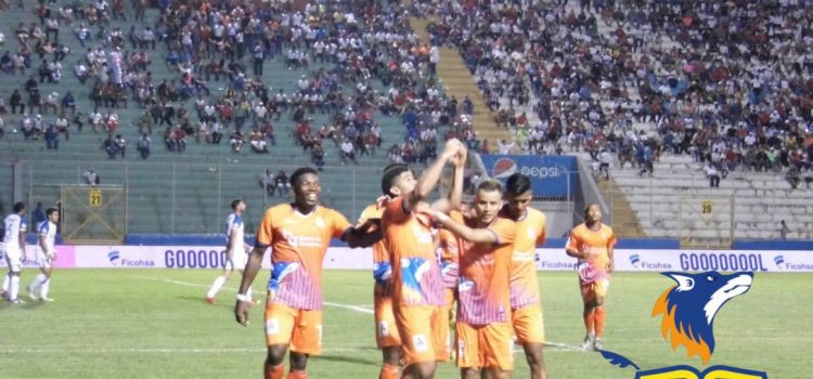 Lobos dela UPNFM remonta y le gana al Olimpia en el Nacional