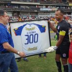 Olimpia entrega reconocimiento a Donis Escober por sus 300 partidos