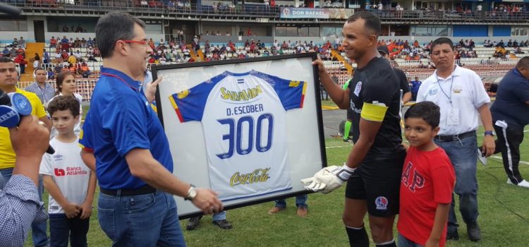 Olimpia entrega reconocimiento a Donis Escober por sus 300 partidos