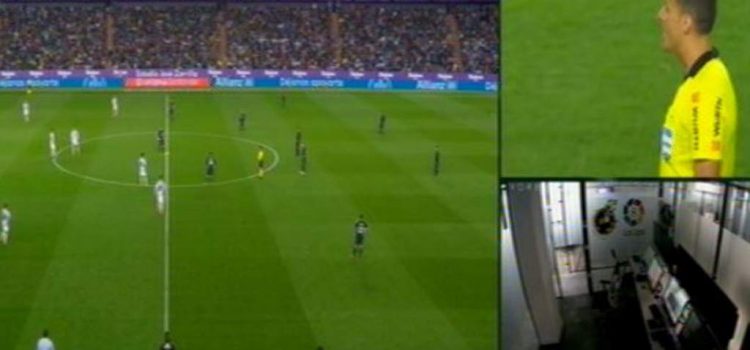 El VAR, vacío durante la revisión del primer gol anulado del Valladolid