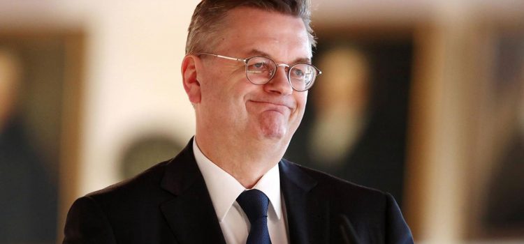 Presidente de la Federación Alemana de Fútbol renuncia por recibir pagos indebidos