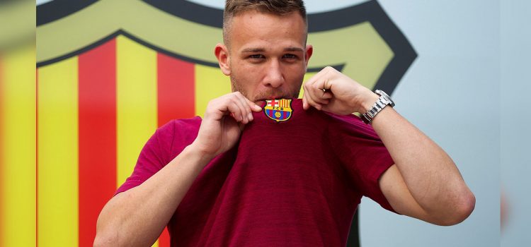 Arthur sobre su compañero Piqué: "Es muy guapo, alto y tiene una cara preciosa"