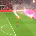 Lanzamiento de bengalas obliga a suspender el clásico de Bélgica