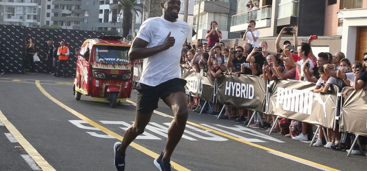 Usain Bolt gana una carrera a un mototaxi (VÍDEO)