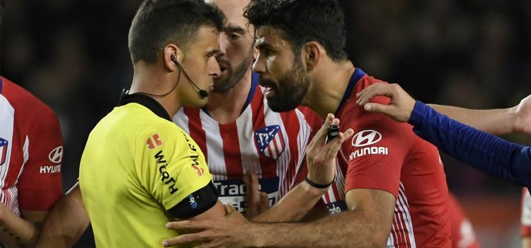 Diego Costa sancionado con ocho partidos por insultar al árbitro