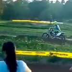 Captan la trágica muerte de piloto de motocross en competencia (VÍDEO)