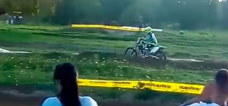 Captan la trágica muerte de piloto de motocross en competencia (VÍDEO)