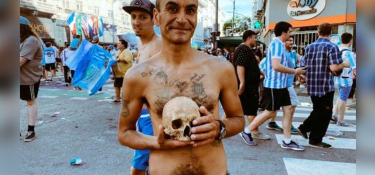 Hincha festejó título de Racing con el cráneo de su abuelo