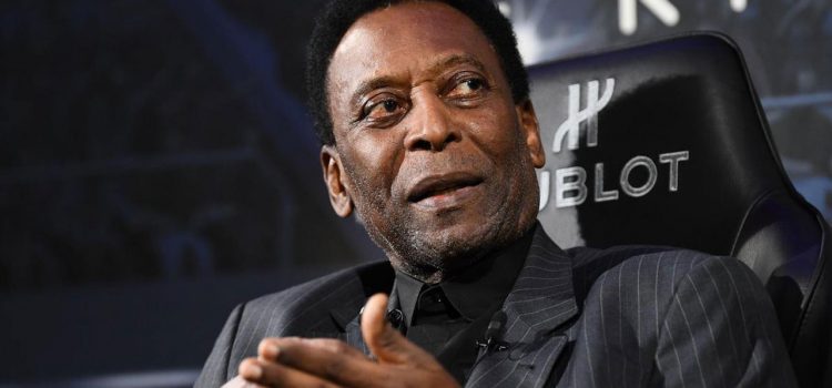 Pelé es nuevamente ingresado a un hospital, a su llegada a Brasil