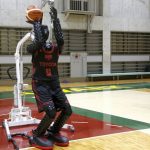 Crean robot basquetbolista capaz de encestar tiros de tres (VÍDEO)