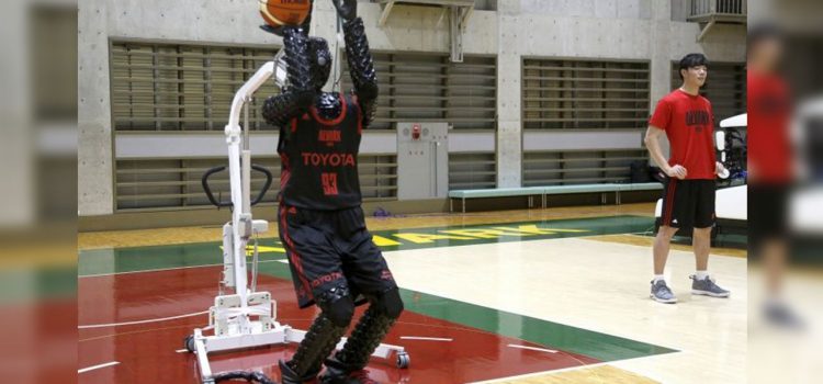 Crean robot basquetbolista capaz de encestar tiros de tres (VÍDEO)