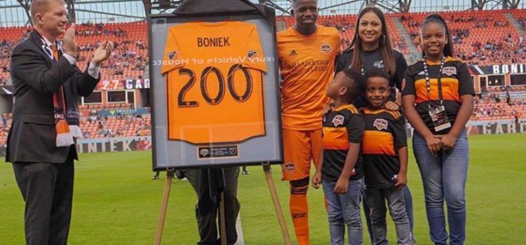 Boniek García recibe homenaje por sus 200 goles con el Houston Dynamo