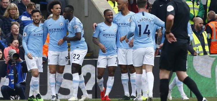 Manchester City vence al Crystal y presiona al Liverpool
