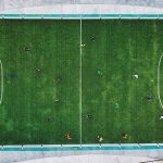 Helicóptero aterriza en un estadio en medio de un partido y «secuestra» a un futbolista (VÍDEO)