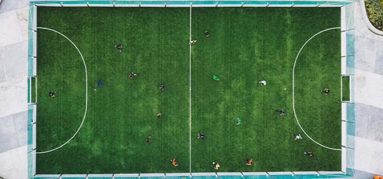 Helicóptero aterriza en un estadio en medio de un partido y "secuestra" a un futbolista (VÍDEO)