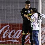 Gran gesto del portero de Peñarol con aficionado rival (VÍDEO)