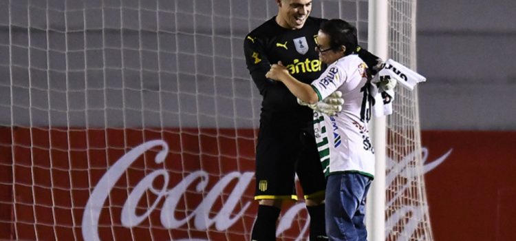 Admirable gesto del portero de Peñarol con un aficionado rival (VÍDEO)
