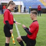 Árbitro le pide matrimonio a colega en pleno partido (VÍDEO)