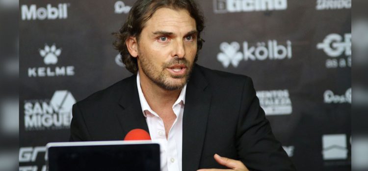 Nuevo entrenador de Alajuelense reforzará la defensa