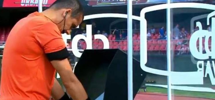 Un árbitro brasileño le reza al VAR antes de comenzar el partido (VÍDEO)