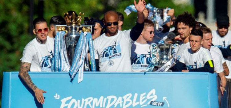 Jugadores del Manchester City destrozan el trofeo de campeones (VÍDEO)