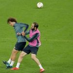 El codazo de David Luiz a Higuaín previo a la final de la Europa League (VÍDEO)