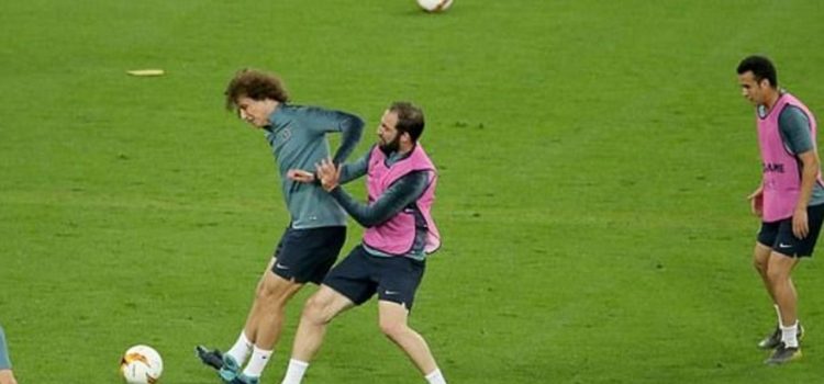 El codazo de David Luiz a Higuaín previo a la final de la Europa League