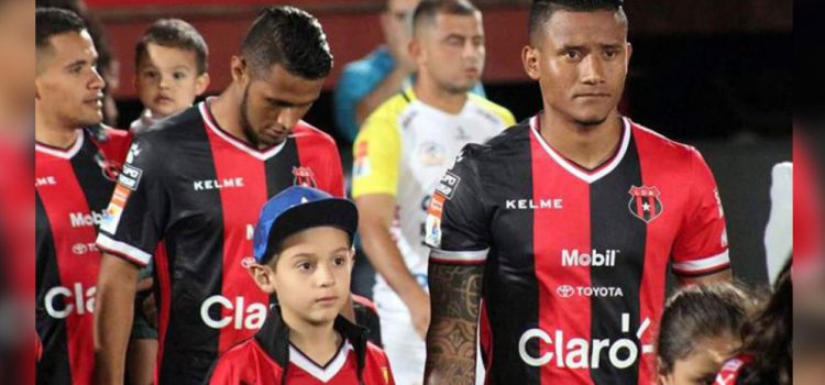 Los hondureños de la Liga Deportiva Alajuelense se quedan sin entrenador
