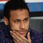 Tres partidos de sanción a Neymar por agredir a un aficionado