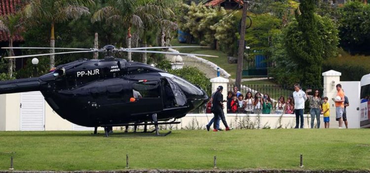 Neymar llega en helicóptero de lujo a la concentración de Brasil (VÍDEO)