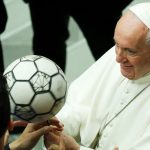 Papa Francisco: «Que la belleza del fútbol no termine en negocios financieros»